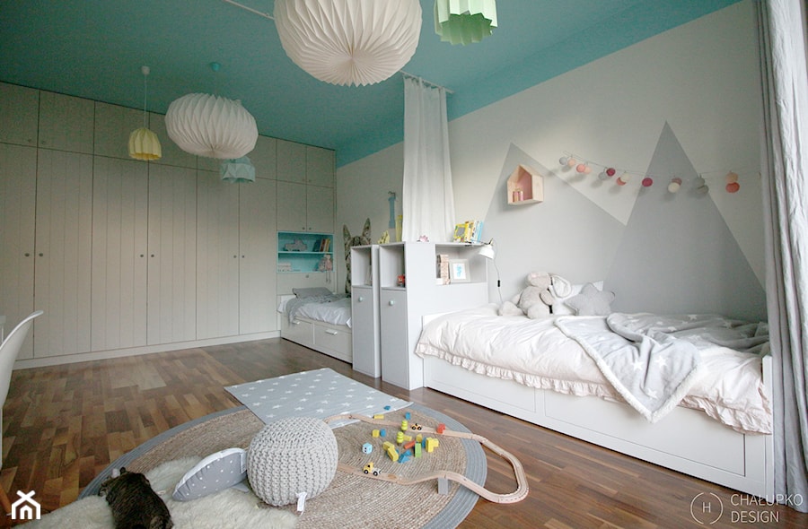Pokój dziecięcy dla rodzeństwa - Duży biały szary pokój dziecka dla dziecka dla nastolatka dla chłopca dla dziewczynki dla rodzeństwa - zdjęcie od Chałupko Design