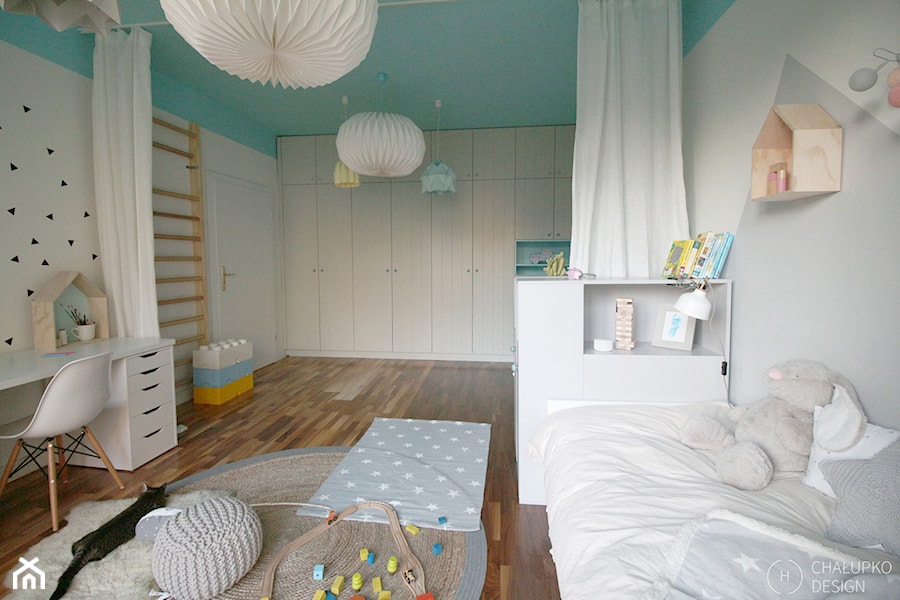 Pokój dziecięcy dla rodzeństwa - Średni szary niebieski pokój dziecka dla dziecka dla chłopca dla dziewczynki - zdjęcie od Chałupko Design