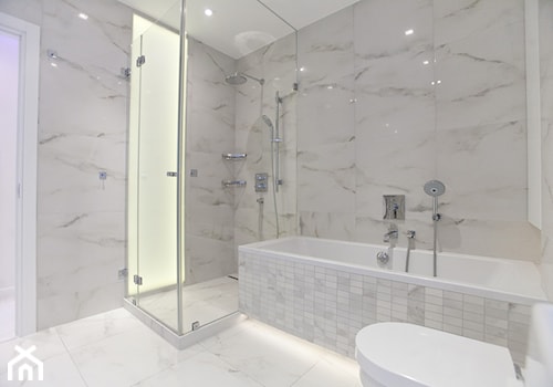 Apartament Biały - Średnia bez okna z punktowym oświetleniem łazienka, styl minimalistyczny - zdjęcie od Chałupko Design