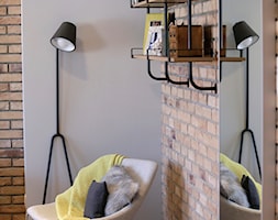 Klimatyczny apartament w centrum Warszawy - Mały szary salon, styl industrialny - zdjęcie od Chałupko Design - Homebook