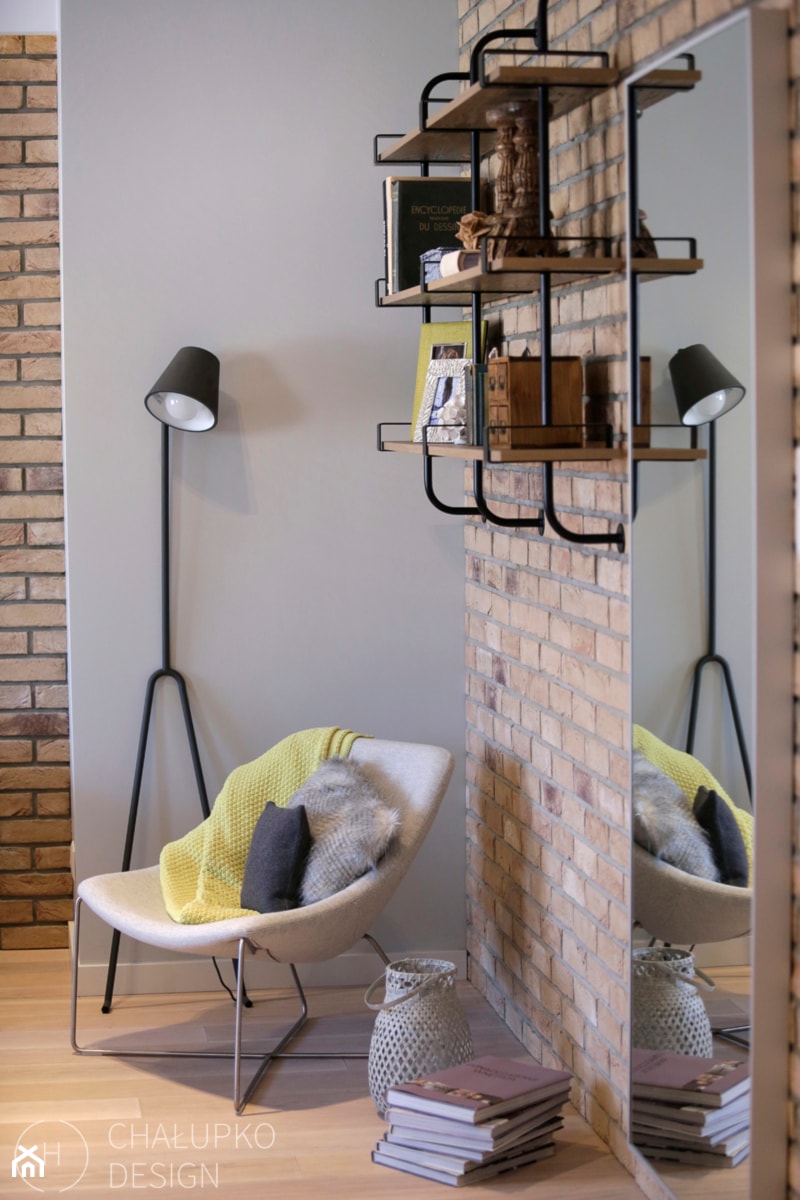 Klimatyczny apartament w centrum Warszawy - Mały szary salon, styl industrialny - zdjęcie od Chałupko Design