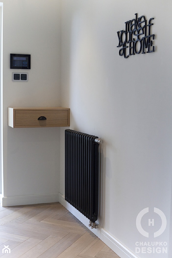 Dom pod Konstancinem w wakacyjnych klimatach - Hol / przedpokój, styl minimalistyczny - zdjęcie od Chałupko Design - Homebook