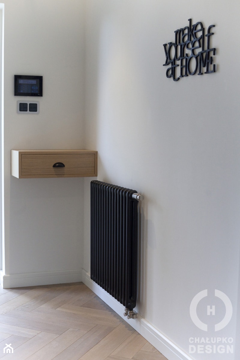 Dom pod Konstancinem w wakacyjnych klimatach - Hol / przedpokój, styl minimalistyczny - zdjęcie od Chałupko Design