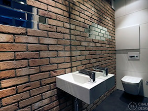 Konkurs - apartament post-industrialny - Mała bez okna z lustrem łazienka, styl industrialny - zdjęcie od Chałupko Design