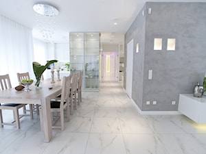 Apartament Biały - Średnia szara jadalnia w salonie, styl minimalistyczny - zdjęcie od Chałupko Design