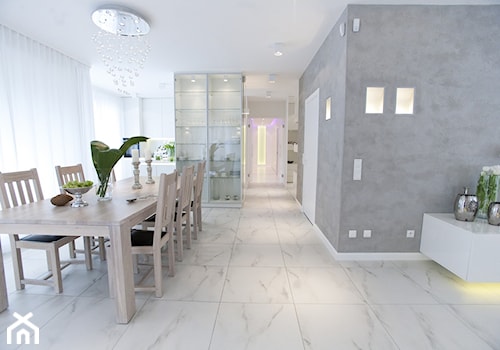 Apartament Biały - Średnia szara jadalnia w salonie, styl minimalistyczny - zdjęcie od Chałupko Design