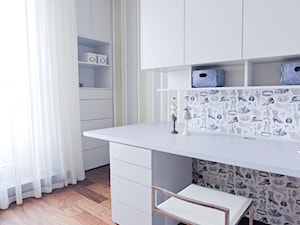 Penthouse Wilanów z tarasem - w duchu ponadczasowej elegancji - Małe z zabudowanym biurkiem białe biuro, styl nowoczesny - zdjęcie od Chałupko Design