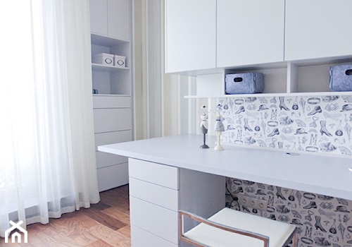 Penthouse Wilanów z tarasem - w duchu ponadczasowej elegancji - Małe z zabudowanym biurkiem białe biuro, styl nowoczesny - zdjęcie od Chałupko Design