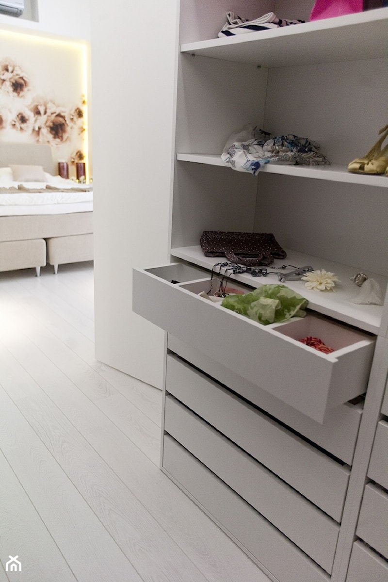 Apartament Biały - Garderoba, styl minimalistyczny - zdjęcie od Chałupko Design