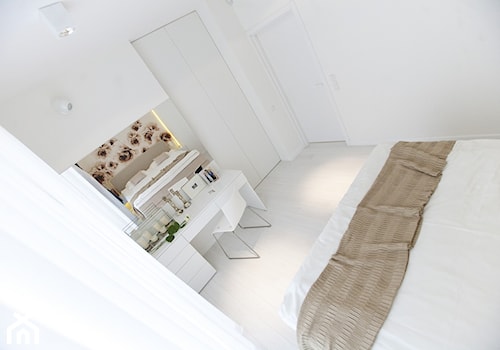 Apartament Biały - Mała biała sypialnia z garderobą, styl minimalistyczny - zdjęcie od Chałupko Design