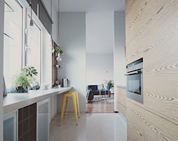 W zieleni - Średnia zamknięta z kamiennym blatem szara z zabudowaną lodówką kuchnia dwurzędowa z okn ... - zdjęcie od Chałupko Design - Homebook
