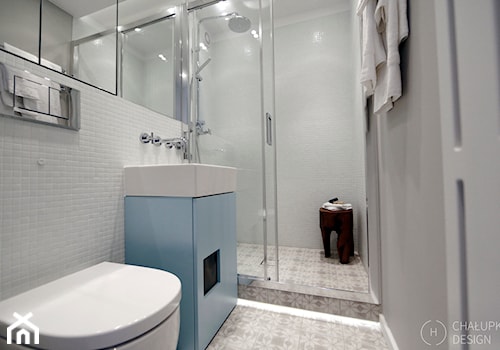 Mała przestrzeń - wielka zmiana - Mała bez okna z punktowym oświetleniem łazienka, styl nowoczesny - zdjęcie od Chałupko Design