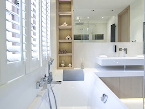 Dom pod Konstancinem w wakacyjnych klimatach - Średnia z lustrem z punktowym oświetleniem łazienka z oknem, styl minimalistyczny - zdjęcie od Chałupko Design