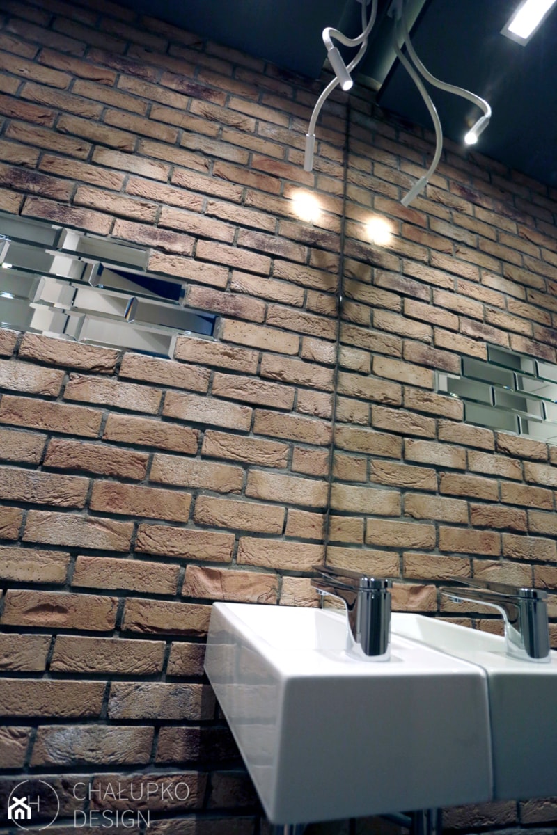 Konkurs - apartament post-industrialny - Mała bez okna z lustrem łazienka, styl industrialny - zdjęcie od Chałupko Design