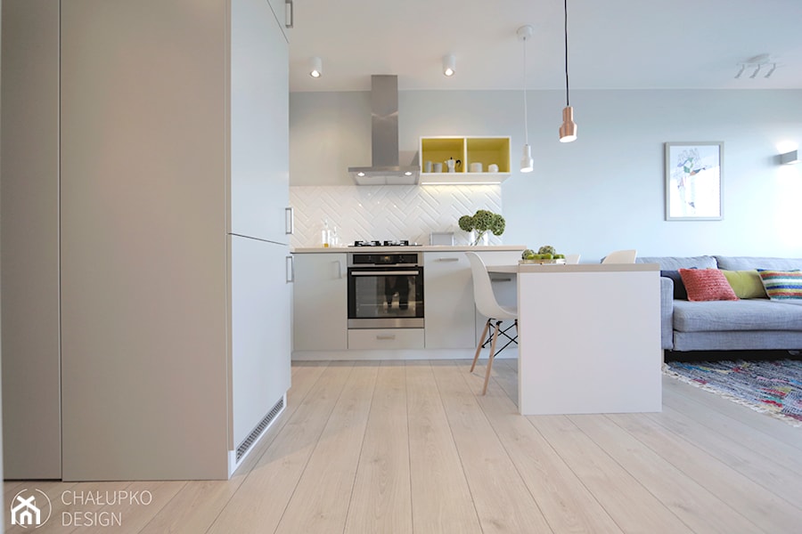 Konkurs - mała przestrzeń - wielka zmiana - Średni biały salon z kuchnią, styl nowoczesny - zdjęcie od Chałupko Design