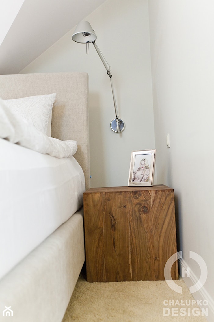Dom pod Konstancinem w wakacyjnych klimatach - Biała sypialnia, styl minimalistyczny - zdjęcie od Chałupko Design - Homebook