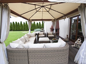 Dom pod Konstancinem w wakacyjnych klimatach - Duży ogród za domem z parasolem, styl minimalistyczn ... - zdjęcie od Chałupko Design