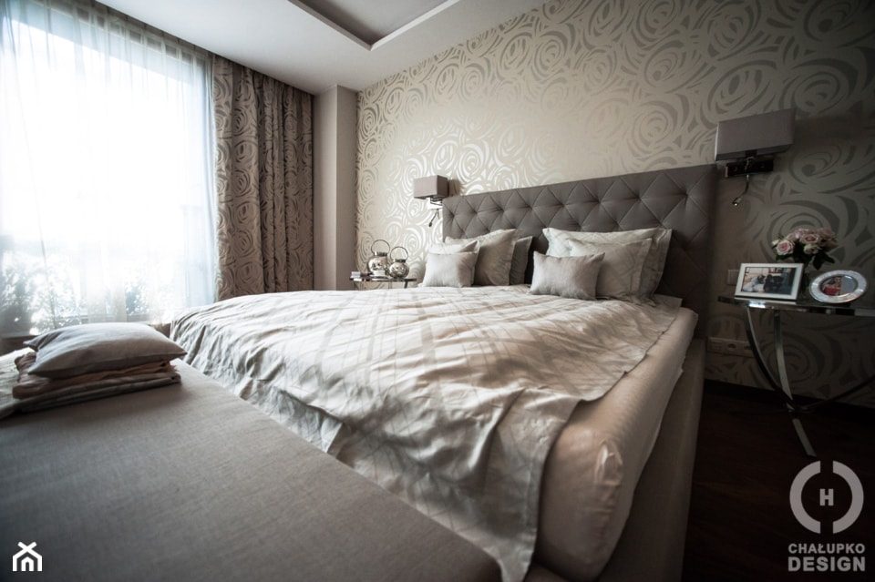 sypialnia w stylu glamour, łóżko z szarym pikowanym zagłówkiem
