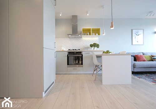 Mała przestrzeń - wielka zmiana - Mała otwarta z salonem biała z zabudowaną lodówką kuchnia w kształcie litery l, styl nowoczesny - zdjęcie od Chałupko Design