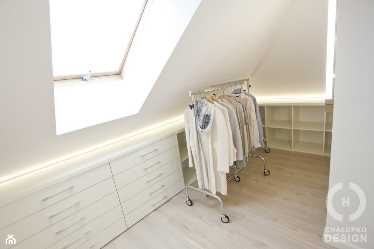 Dom pod Konstancinem w wakacyjnych klimatach - Średnia zamknięta garderoba na poddaszu z oknem, styl minimalistyczny - zdjęcie od Chałupko Design - Homebook