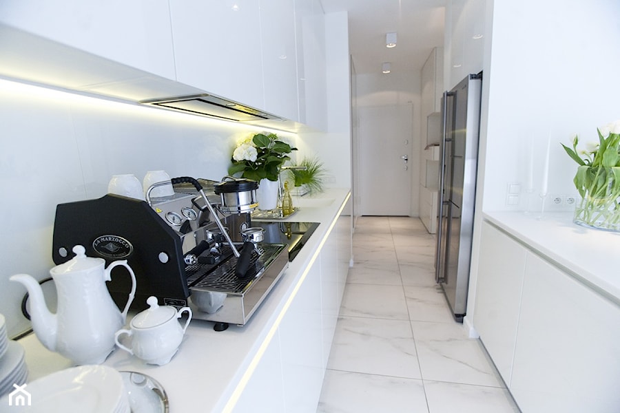 Apartament Biały - Średnia zamknięta z kamiennym blatem biała z zabudowaną lodówką z lodówką wolnostojącą kuchnia dwurzędowa, styl minimalistyczny - zdjęcie od Chałupko Design