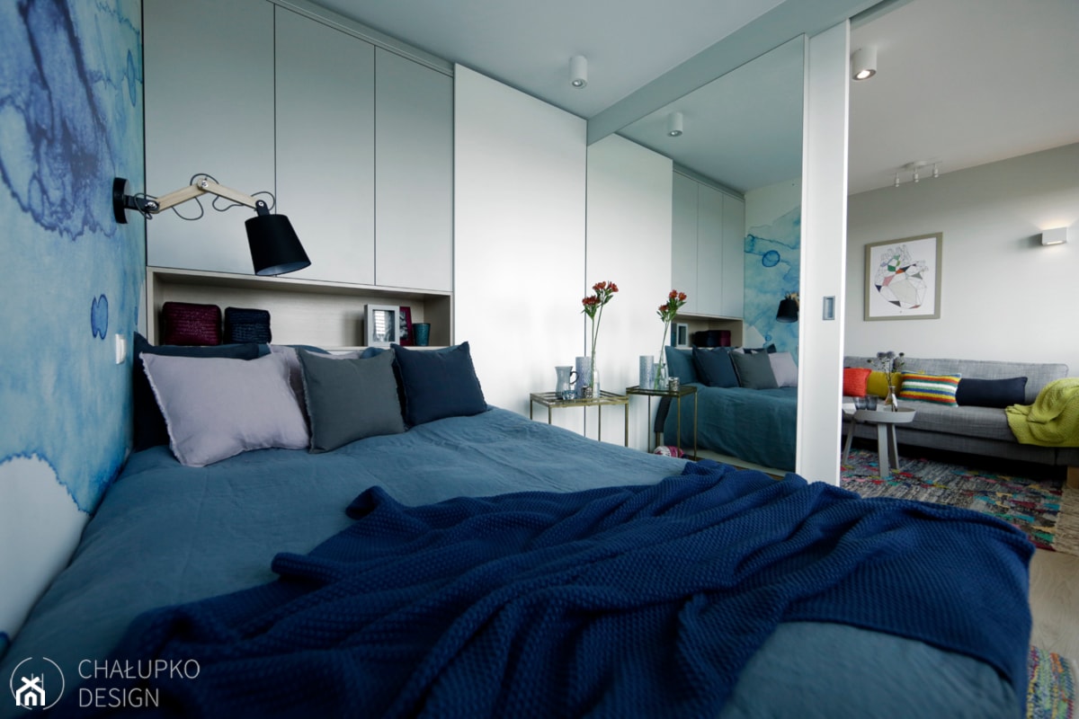 Konkurs - mała przestrzeń - wielka zmiana - Mała biała sypialnia, styl nowoczesny - zdjęcie od Chałupko Design - Homebook