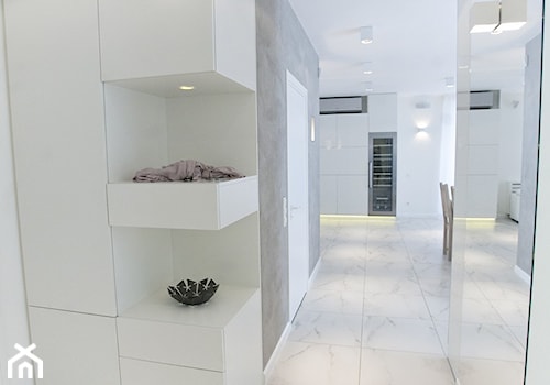 Apartament Biały - Średni biały hol / przedpokój, styl minimalistyczny - zdjęcie od Chałupko Design