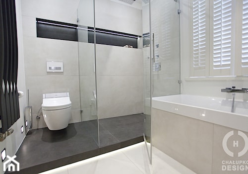 Dom pod Konstancinem w wakacyjnych klimatach - Średnia z marmurową podłogą łazienka z oknem, styl minimalistyczny - zdjęcie od Chałupko Design