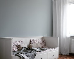 W zieleni - Mały biały szary pokój dziecka dla dziecka dla nastolatka dla chłopca dla dziewczynki - zdjęcie od Chałupko Design - Homebook