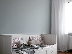 W zieleni - Mały biały szary pokój dziecka dla dziecka dla nastolatka dla chłopca dla dziewczynki - zdjęcie od Chałupko Design