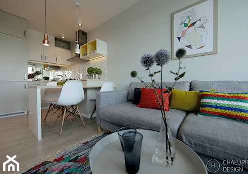 Konkurs - mała przestrzeń - wielka zmiana - Średni biały salon z kuchnią z jadalnią, styl nowoczesny - zdjęcie od Chałupko Design