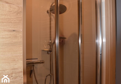 Mieszkanie z wielkiej płyty - kapitalny remont - Mała bez okna z punktowym oświetleniem łazienka - zdjęcie od emotka