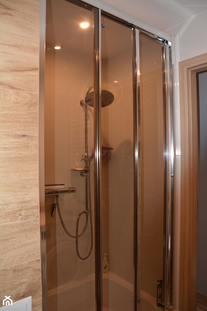 Mieszkanie z wielkiej płyty - kapitalny remont - Mała bez okna z punktowym oświetleniem łazienka - zdjęcie od emotka - Homebook