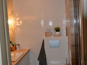 Mieszkanie z wielkiej płyty - kapitalny remont - Mała bez okna z pralką / suszarką z punktowym oświetleniem łazienka - zdjęcie od emotka
