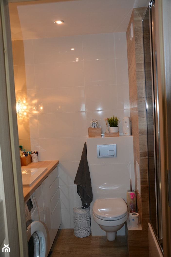 Mieszkanie z wielkiej płyty - kapitalny remont - Mała bez okna z pralką / suszarką z punktowym oświetleniem łazienka - zdjęcie od emotka - Homebook