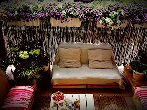 Średni z donicami na kwiaty z meblami z palet taras z tyłu domu - zdjęcie od Basienka
