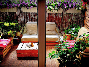 Moja oaza - Średni z donicami na kwiaty z meblami z palet taras z tyłu domu - zdjęcie od Basienka