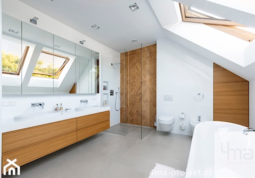 Dom w Zawadach - Średnia na poddaszu z lustrem z dwoma umywalkami z punktowym oświetleniem łazienka z oknem, styl nowoczesny - zdjęcie od 4ma projekt