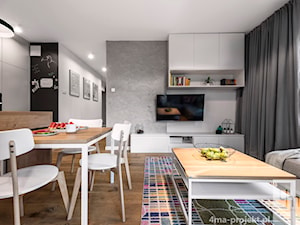 Mieszkanie 60 m2 na Bielanach - Mały biały szary salon z jadalnią, styl skandynawski - zdjęcie od 4ma projekt