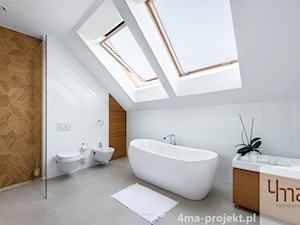 Dom w Zawadach - Średnia na poddaszu z punktowym oświetleniem łazienka z oknem, styl nowoczesny - zdjęcie od 4ma projekt