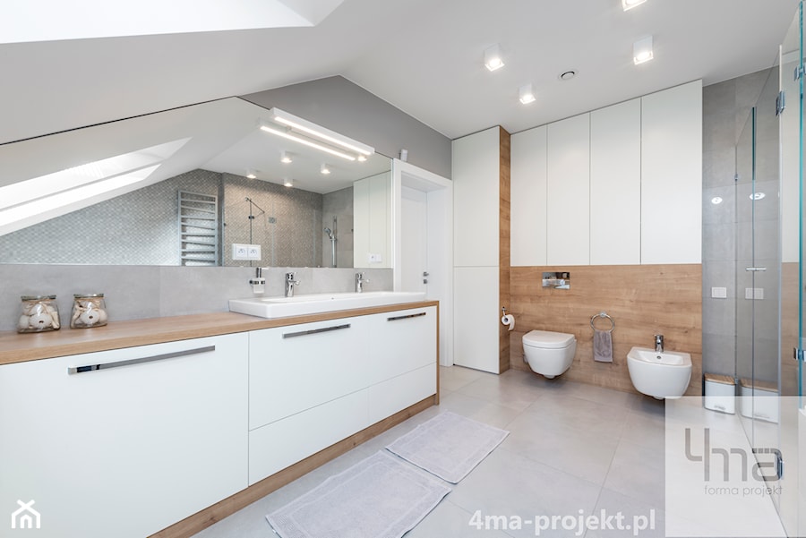 Dom 148 m2. - Duża na poddaszu z dwoma umywalkami z punktowym oświetleniem łazienka z oknem, styl nowoczesny - zdjęcie od 4ma projekt