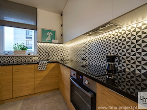 Mieszkanie 64 m2 z "loftowym" akcentem. - Duża otwarta z salonem biała czarna z zabudowaną lodówką z nablatowym zlewozmywakiem kuchnia w kształcie litery l z oknem, styl nowoczesny - zdjęcie od 4ma projekt