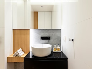 Dom w Zawadach - Mała bez okna z lustrem z punktowym oświetleniem łazienka, styl nowoczesny - zdjęcie od 4ma projekt