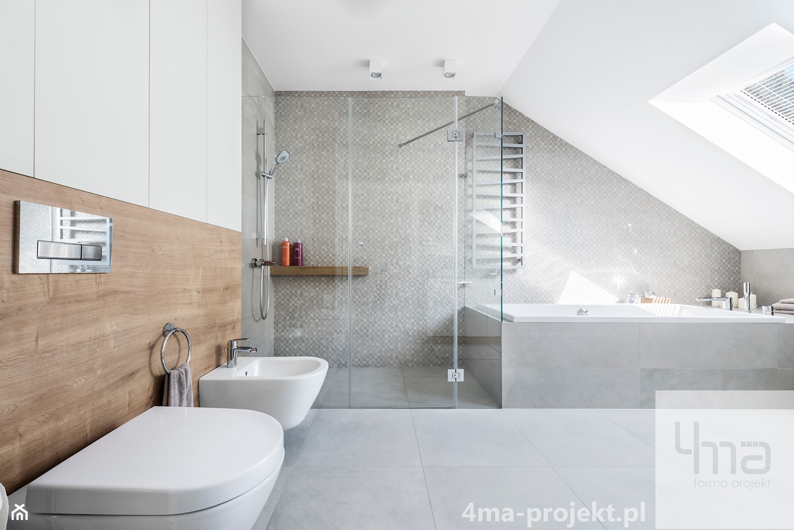 Dom 148 m2. - Średnia na poddaszu łazienka z oknem, styl nowoczesny - zdjęcie od 4ma projekt - Homebook
