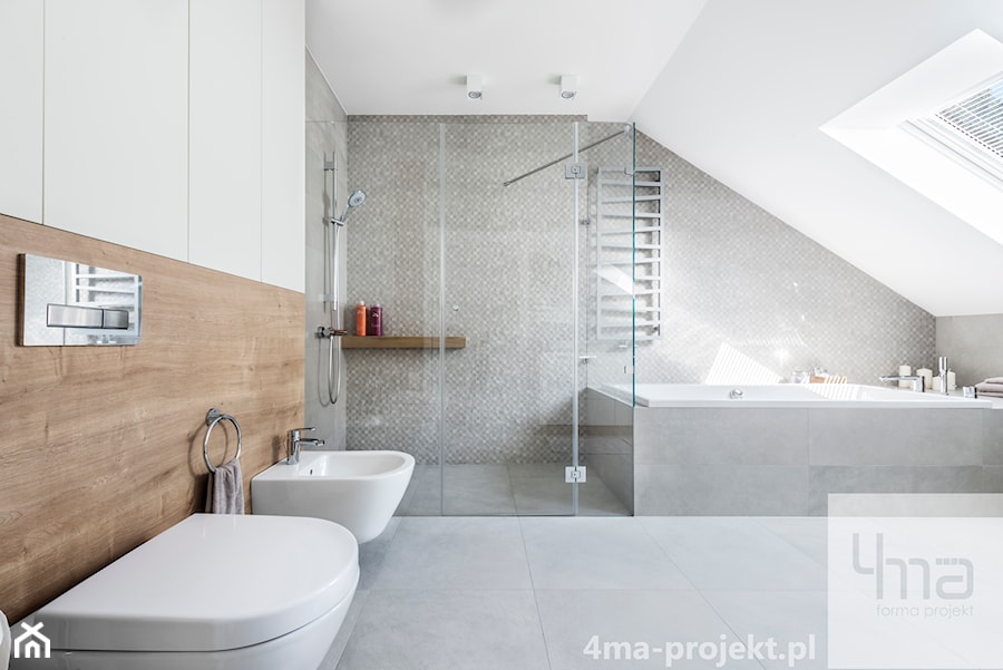 Dom 148 m2. - Średnia na poddaszu łazienka z oknem, styl nowoczesny - zdjęcie od 4ma projekt