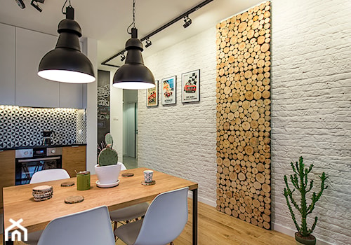 Mieszkanie 64 m2 z "loftowym" akcentem. - Mała biała jadalnia w kuchni, styl nowoczesny - zdjęcie od 4ma projekt