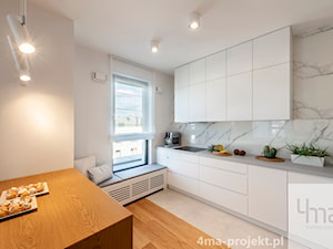 Mieszkanie 68m2 na Ochocie - Mała średnia otwarta biała szara z zabudowaną lodówką kuchnia jednorzędowa z oknem, styl nowoczesny - zdjęcie od 4ma projekt