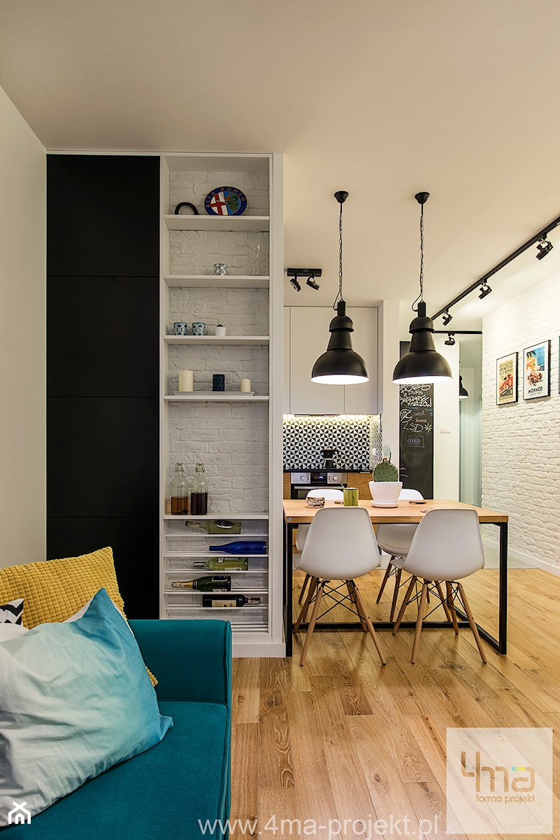 Mieszkanie 64 m2 z "loftowym" akcentem. - Mały biały czarny salon z kuchnią z jadalnią, styl nowoczesny - zdjęcie od 4ma projekt