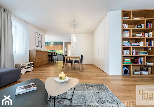 Projekt mieszkania 160 m2 na Mokotowie. - Duży biały salon z kuchnią z jadalnią, styl nowoczesny - zdjęcie od 4ma projekt