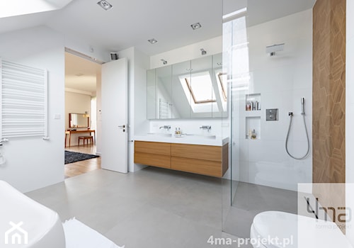 Dom w Zawadach - Duża na poddaszu z lustrem z dwoma umywalkami z punktowym oświetleniem łazienka z oknem, styl nowoczesny - zdjęcie od 4ma projekt